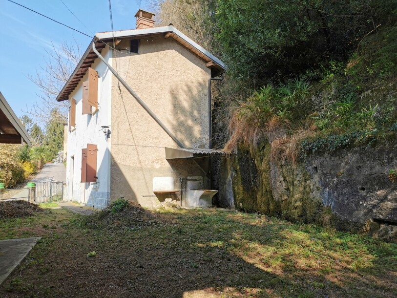 BESANO, DUE CASE INDIPENDENTI CON TERRENO-1