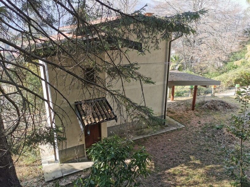 BESANO, DUE CASE INDIPENDENTI CON TERRENO-9