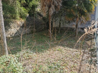 BESANO, DUE CASE INDIPENDENTI CON TERRENO