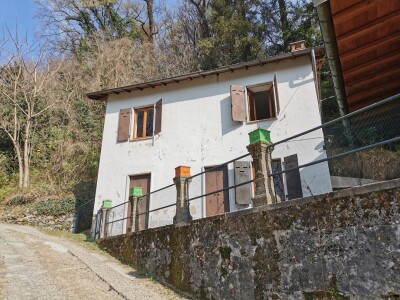 BESANO, DUE CASE INDIPENDENTI CON TERRENO