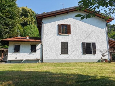 ARCISATE, VILLA BIFAMILIARE