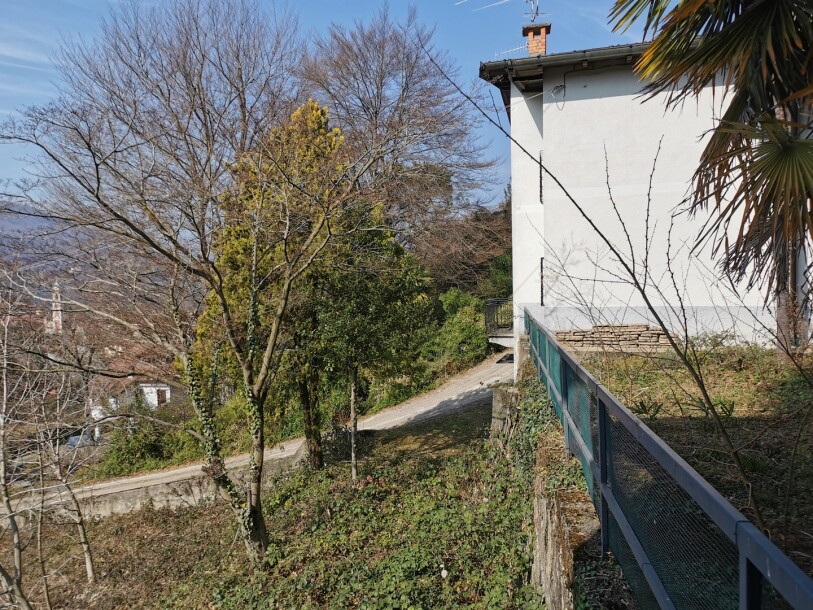 BESANO, DUE CASE INDIPENDENTI CON TERRENO-19