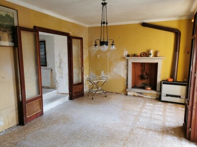 BESANO, DUE CASE INDIPENDENTI CON TERRENO