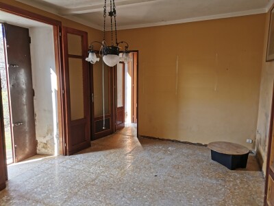 BESANO, DUE CASE INDIPENDENTI CON TERRENO