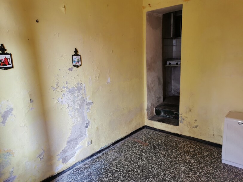 BESANO, DUE CASE INDIPENDENTI CON TERRENO-5