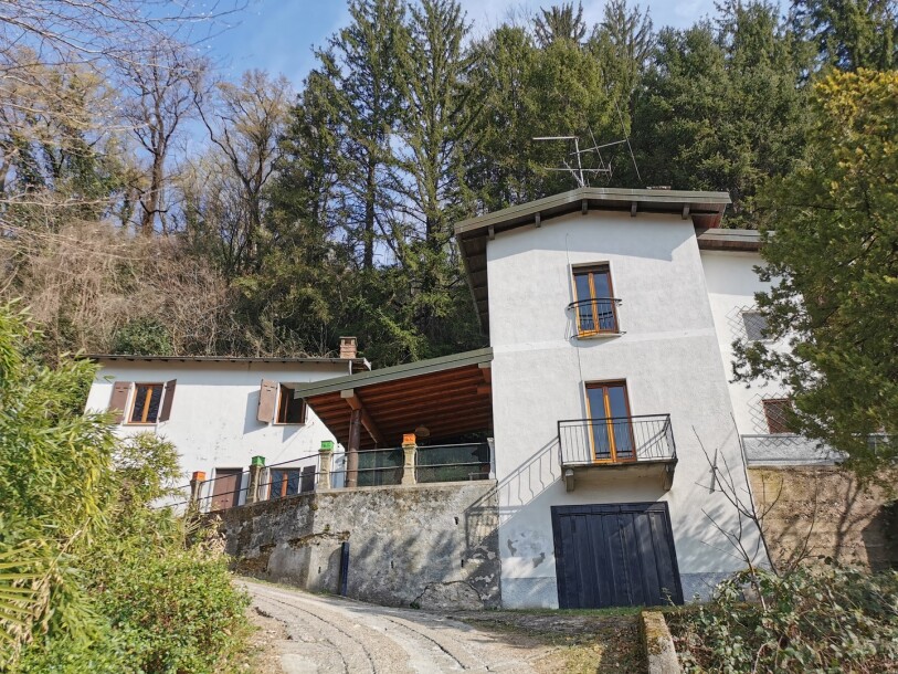 BESANO, DUE CASE INDIPENDENTI CON TERRENO-20